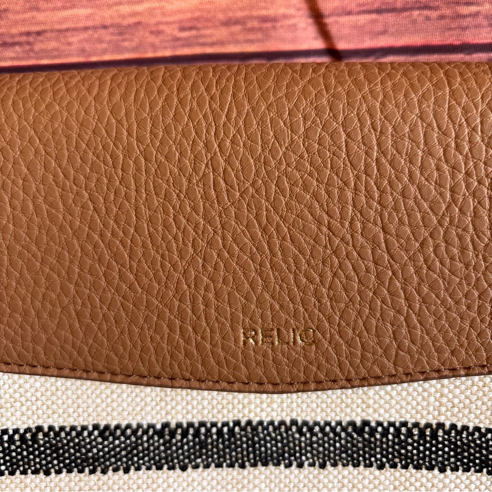 Relic by Fossil Kari Crossbody Wristlet Wallet. - Picture 5 of 7